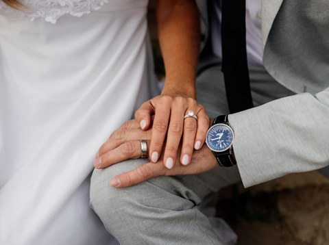 woman showing off an engagement ring with great diamond clarity